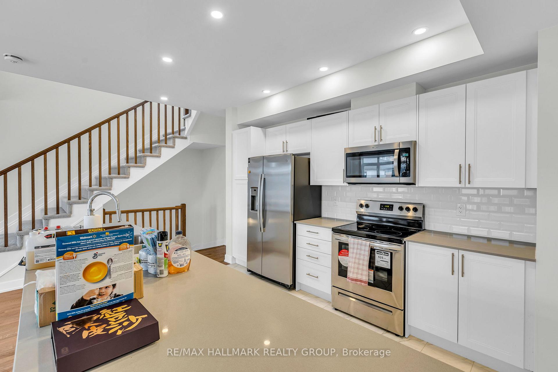 Photo 8 of 818 Anciano Crescent, Ottawa, Kanata - Emerald Meadows/Trailwest — HOMEH