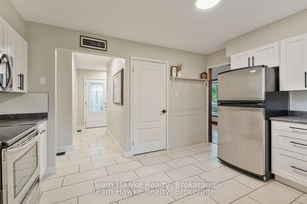 Photo 9 of 689 Dominion Avenue, Midland — HOMEH