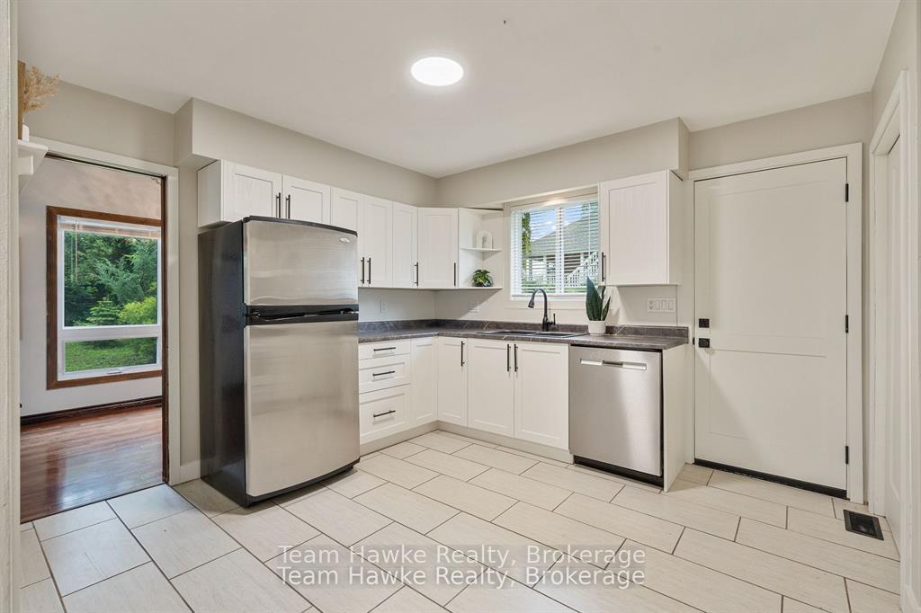 Photo 11 of 689 Dominion Avenue, Midland — HOMEH