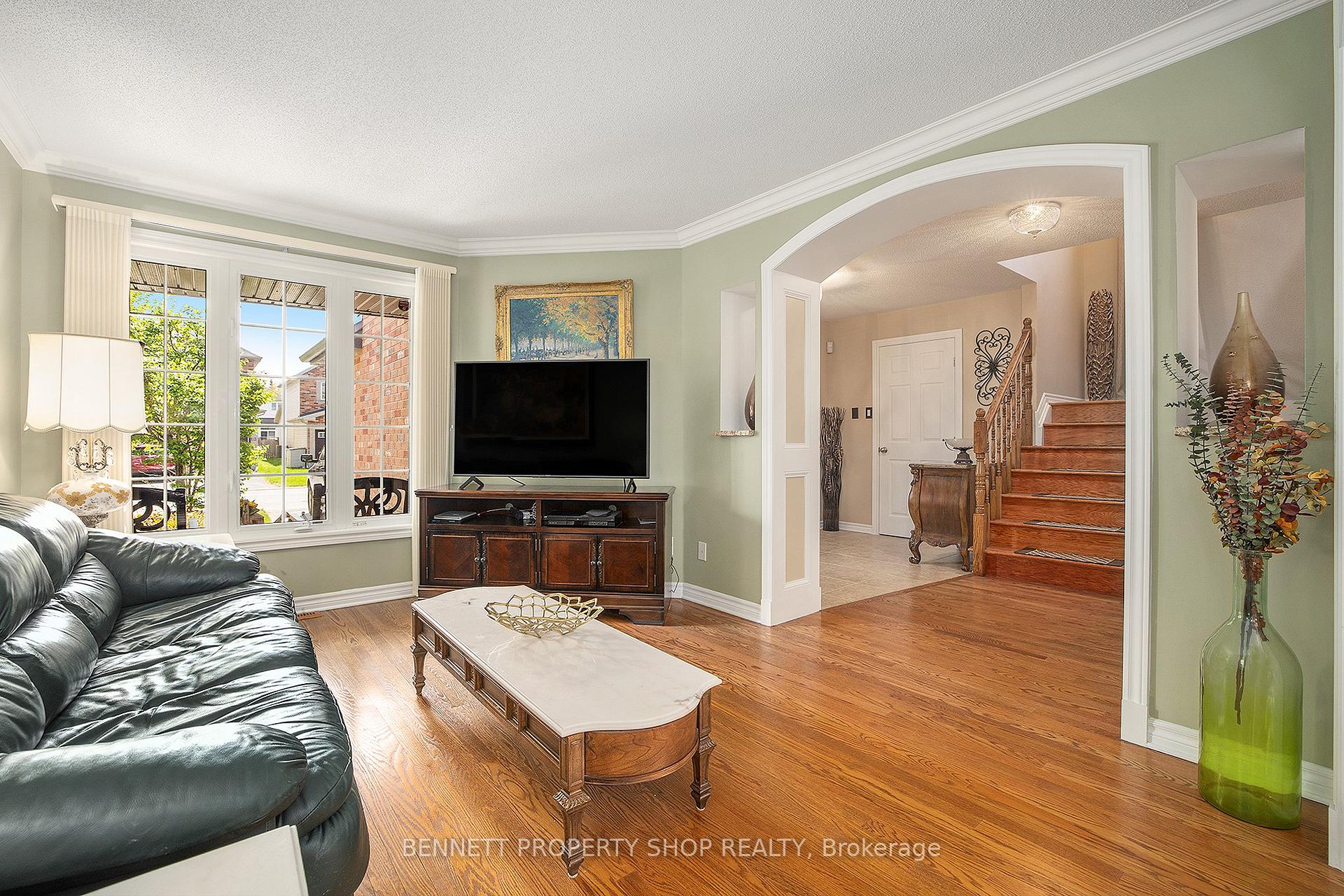 Photo 5 of 176 Macara Crescent, Ottawa, Kanata - Morgan's Grant/South March — HOMEH