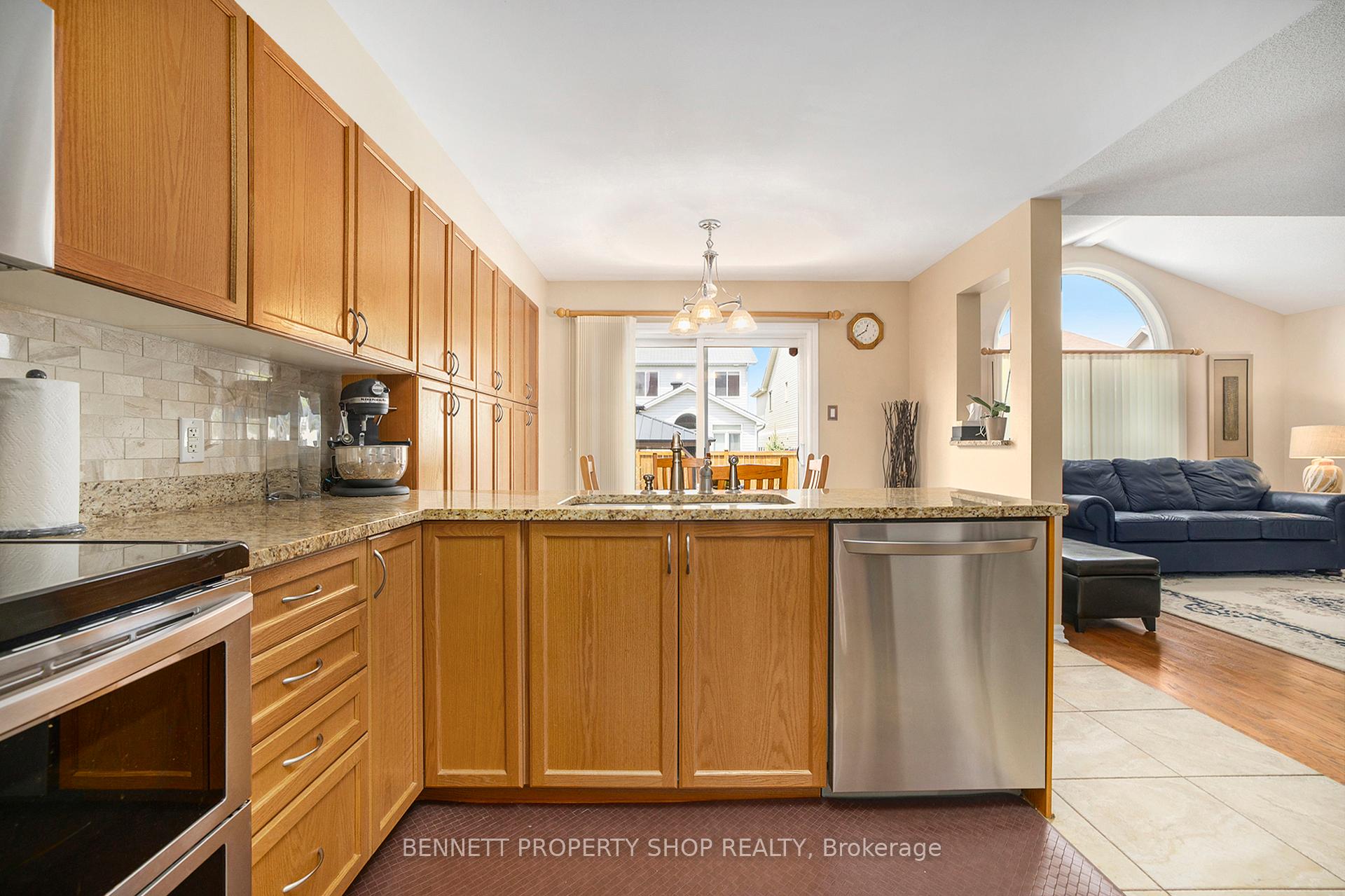 Photo 8 of 176 Macara Crescent, Ottawa, Kanata - Morgan's Grant/South March — HOMEH