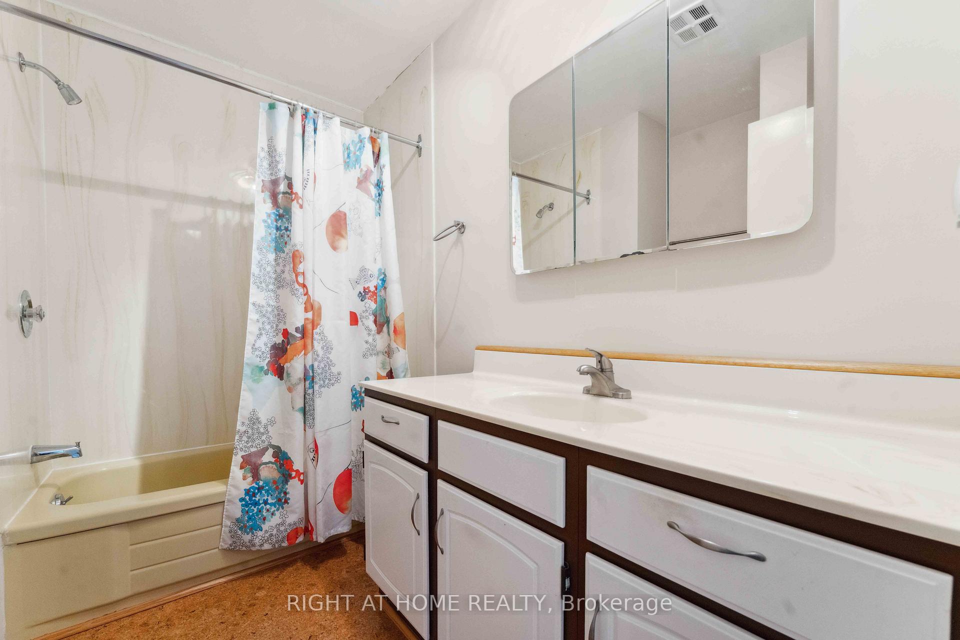 Photo 20 of 25 Chimo Drive, Ottawa, Kanata - Katimavik — HOMEH