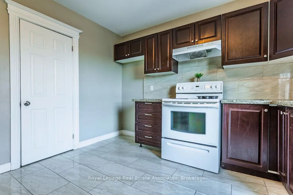 Photo 9 of Unit Upper, 19 Sanford Avenue S, Hamilton, Gibson — HOMEH