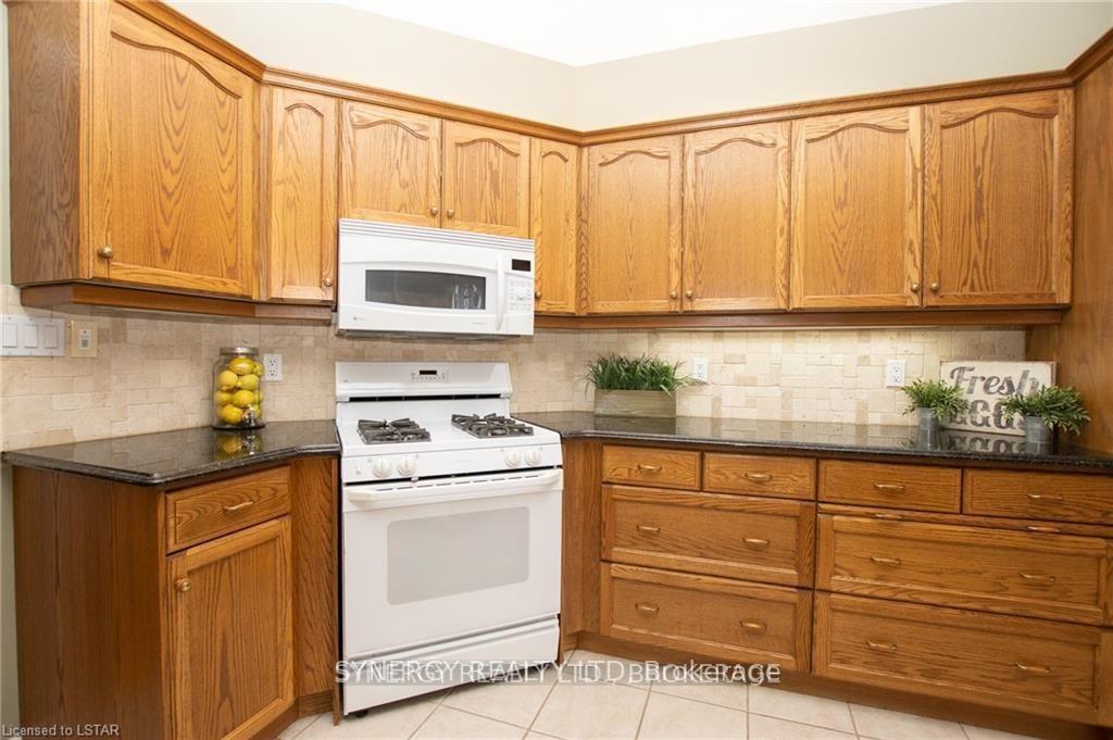 Photo 10 of 21 Calvert Lane, Middlesex Centre, Ilderton — HOMEH