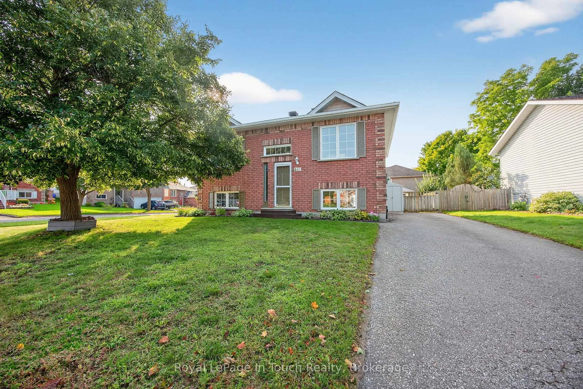 Photo 3 of 640 Wayne Crescent, Midland — HOMEH