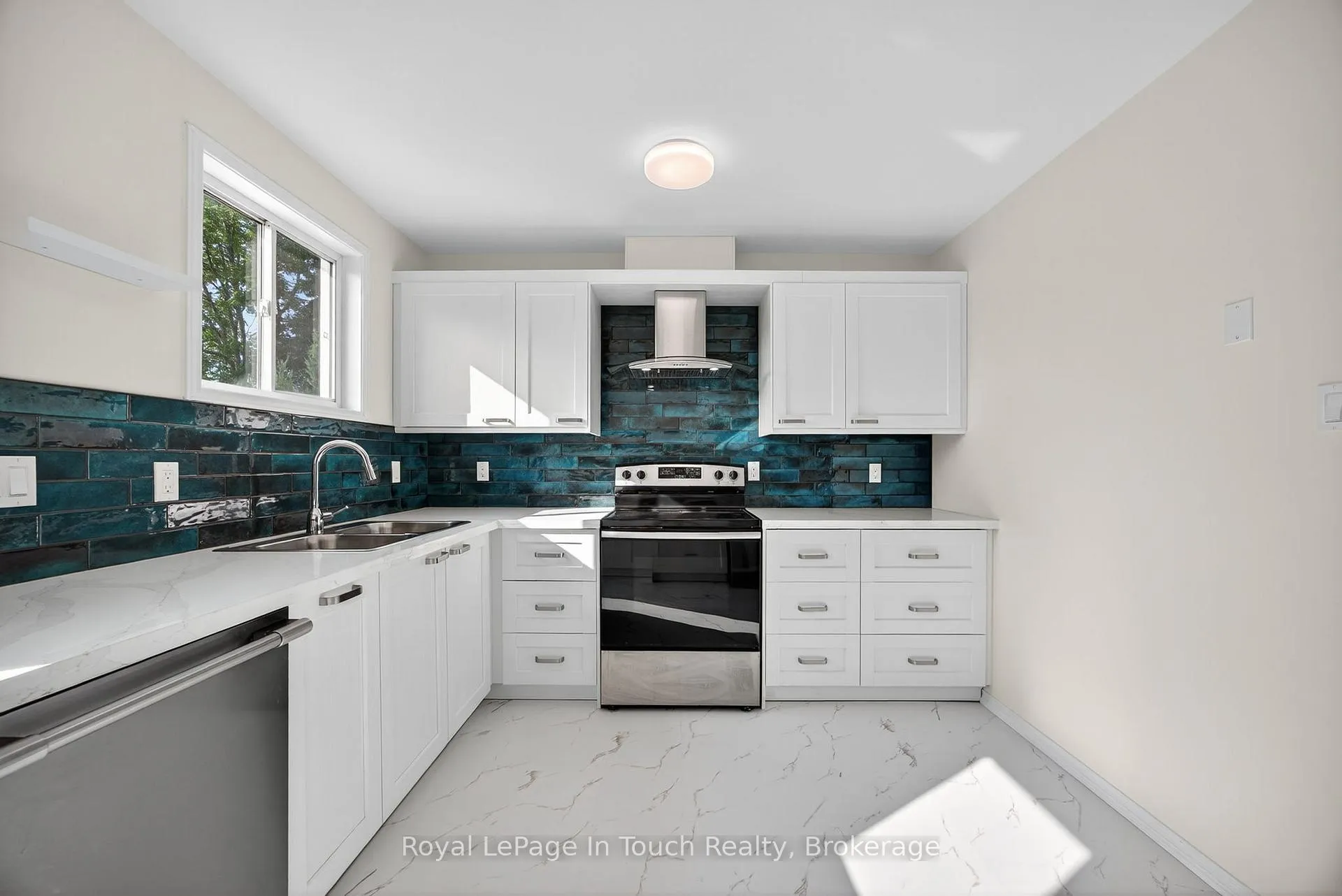 Photo 6 of 640 Wayne Crescent, Midland — HOMEH