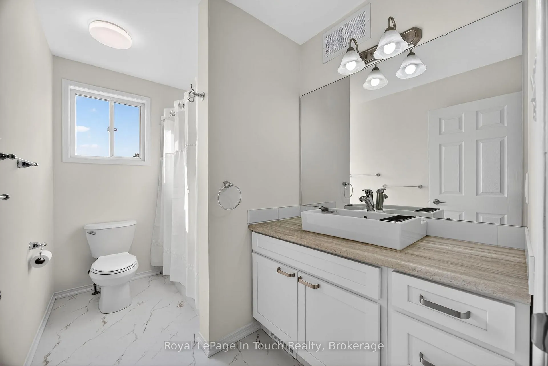 Photo 11 of 640 Wayne Crescent, Midland — HOMEH
