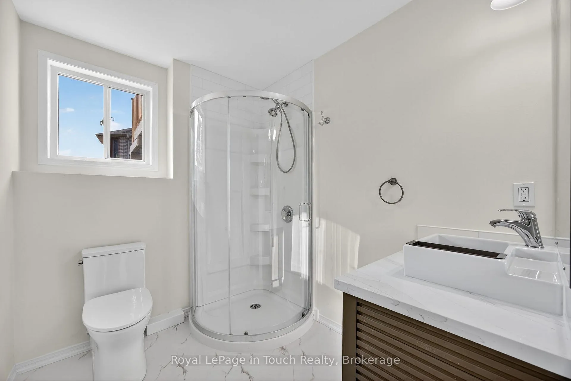 Photo 16 of 640 Wayne Crescent, Midland — HOMEH