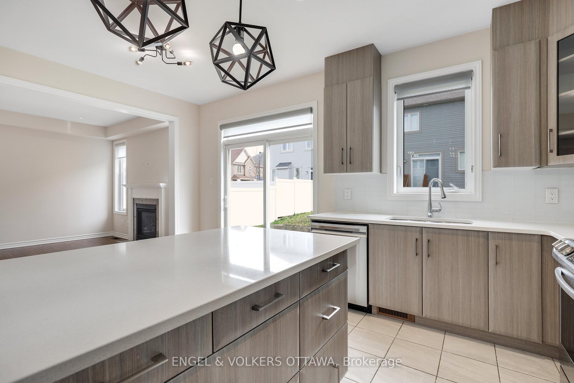Photo 8 of 503 Hawkbirch Street, Ottawa, Kanata - Emerald Meadows/Trailwest — HOMEH