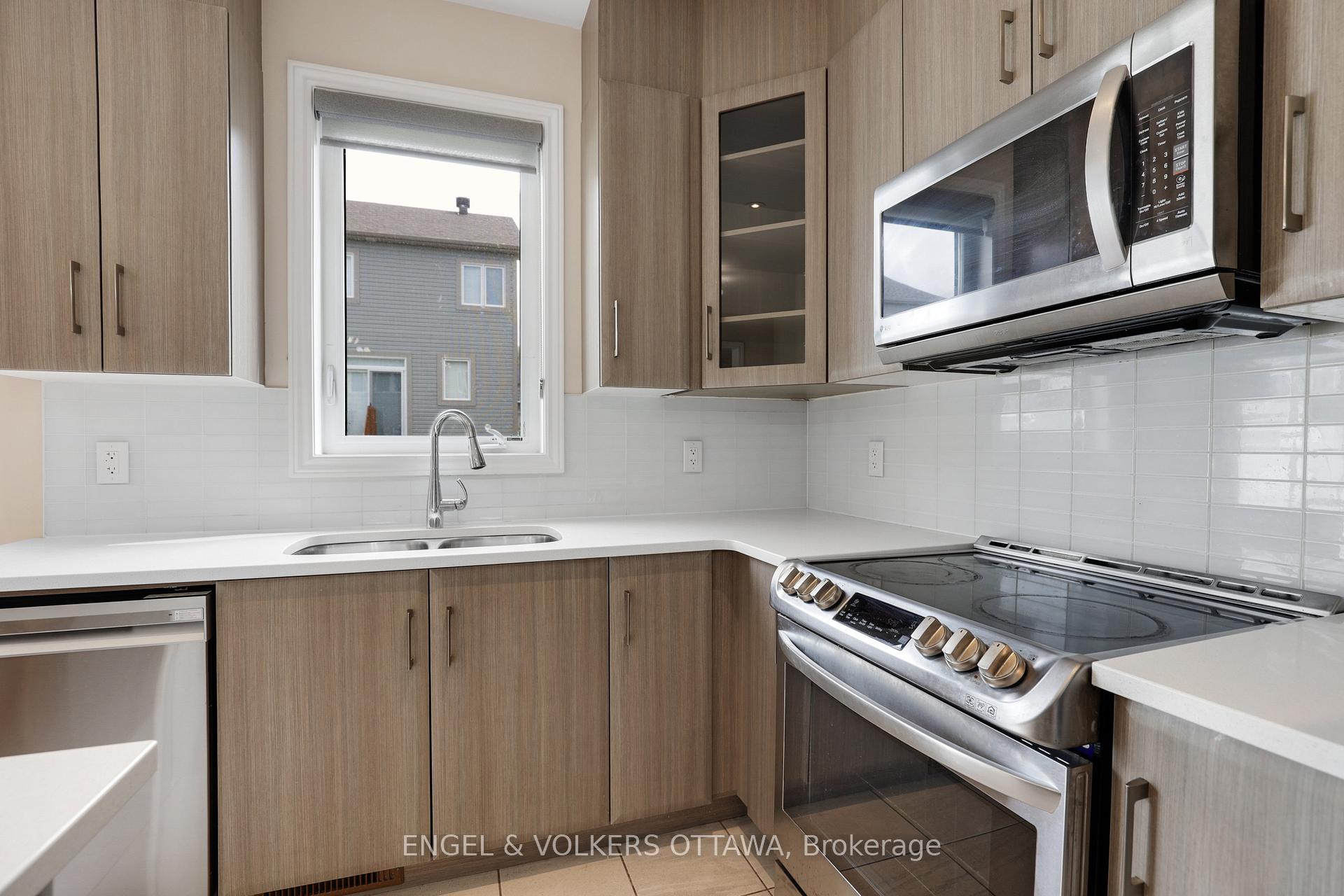 Photo 9 of 503 Hawkbirch Street, Ottawa, Kanata - Emerald Meadows/Trailwest — HOMEH