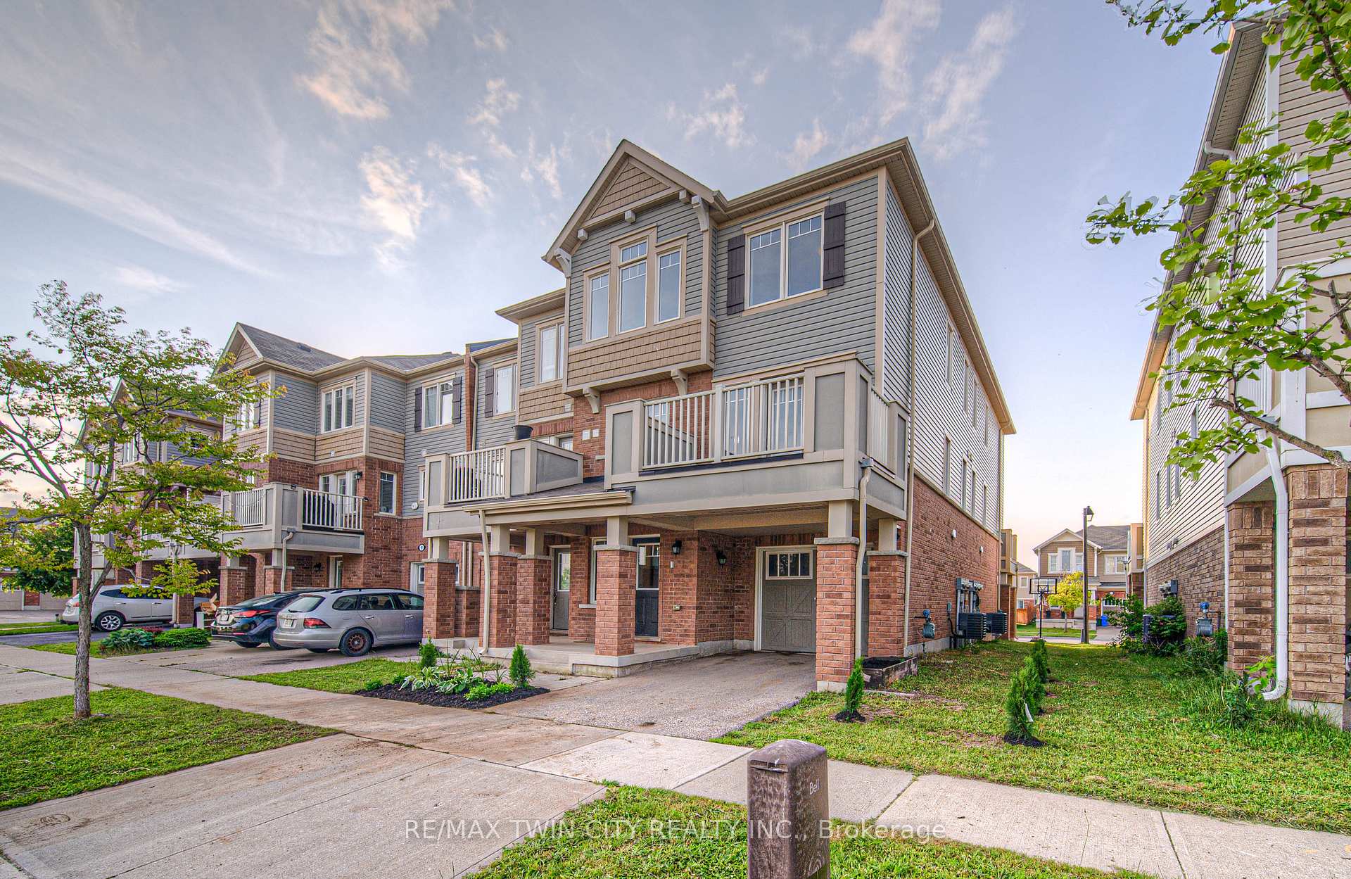 Photo 2 of 13 Outlook Terrace, Kitchener — HOMEH