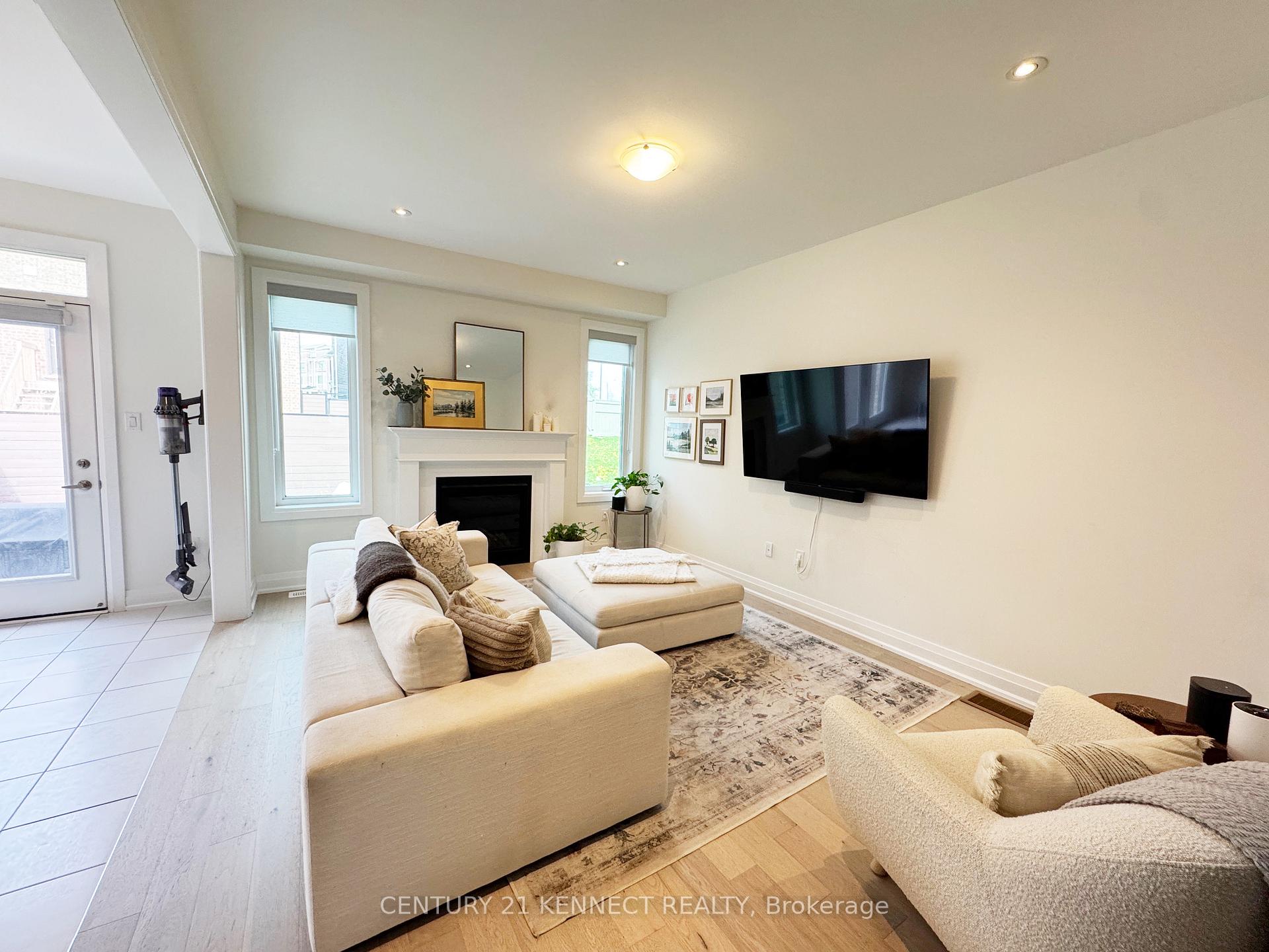 Photo 3 of 16 Cecil Sinclair Drive, Markham, Victoria Square — HOMEH