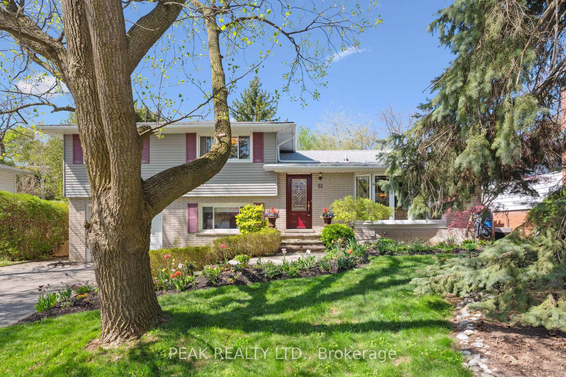 Photo 2 of 61 Larkspur Crescent, Kitchener — HOMEH