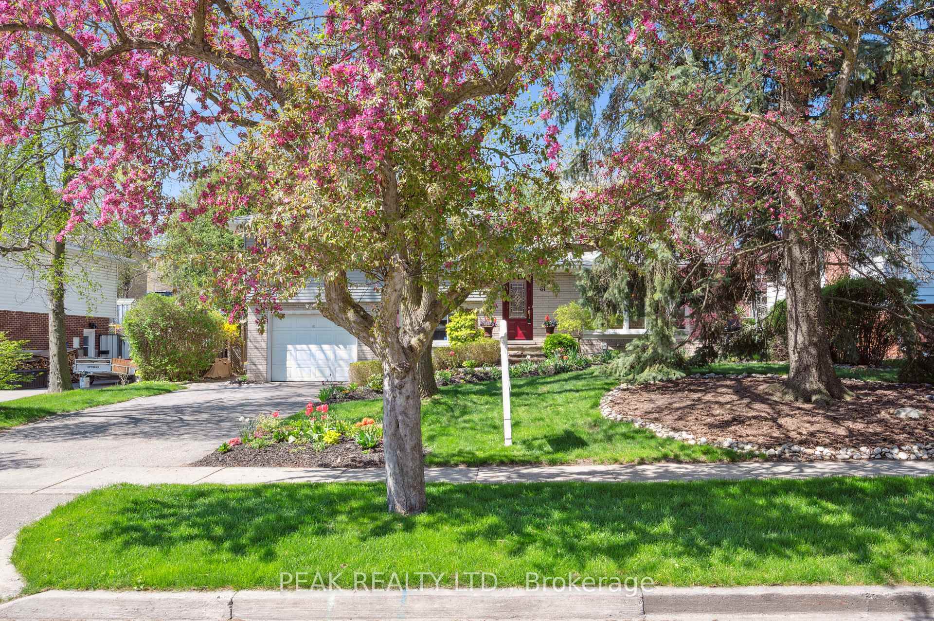 Photo 3 of 61 Larkspur Crescent, Kitchener — HOMEH