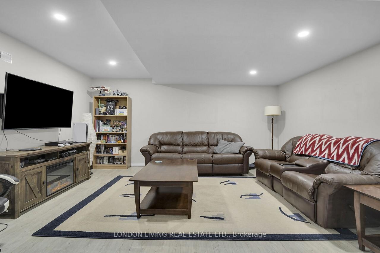 Photo 12 of 18 Pioneer Drive, Middlesex Centre, Kilworth — HOMEH