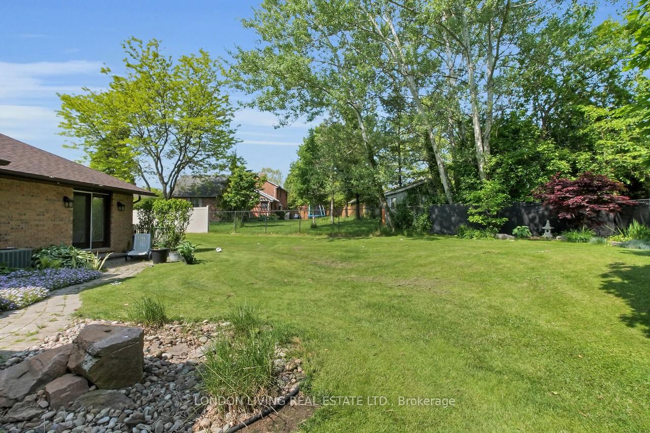 Photo 24 of 18 Pioneer Drive, Middlesex Centre, Kilworth — HOMEH