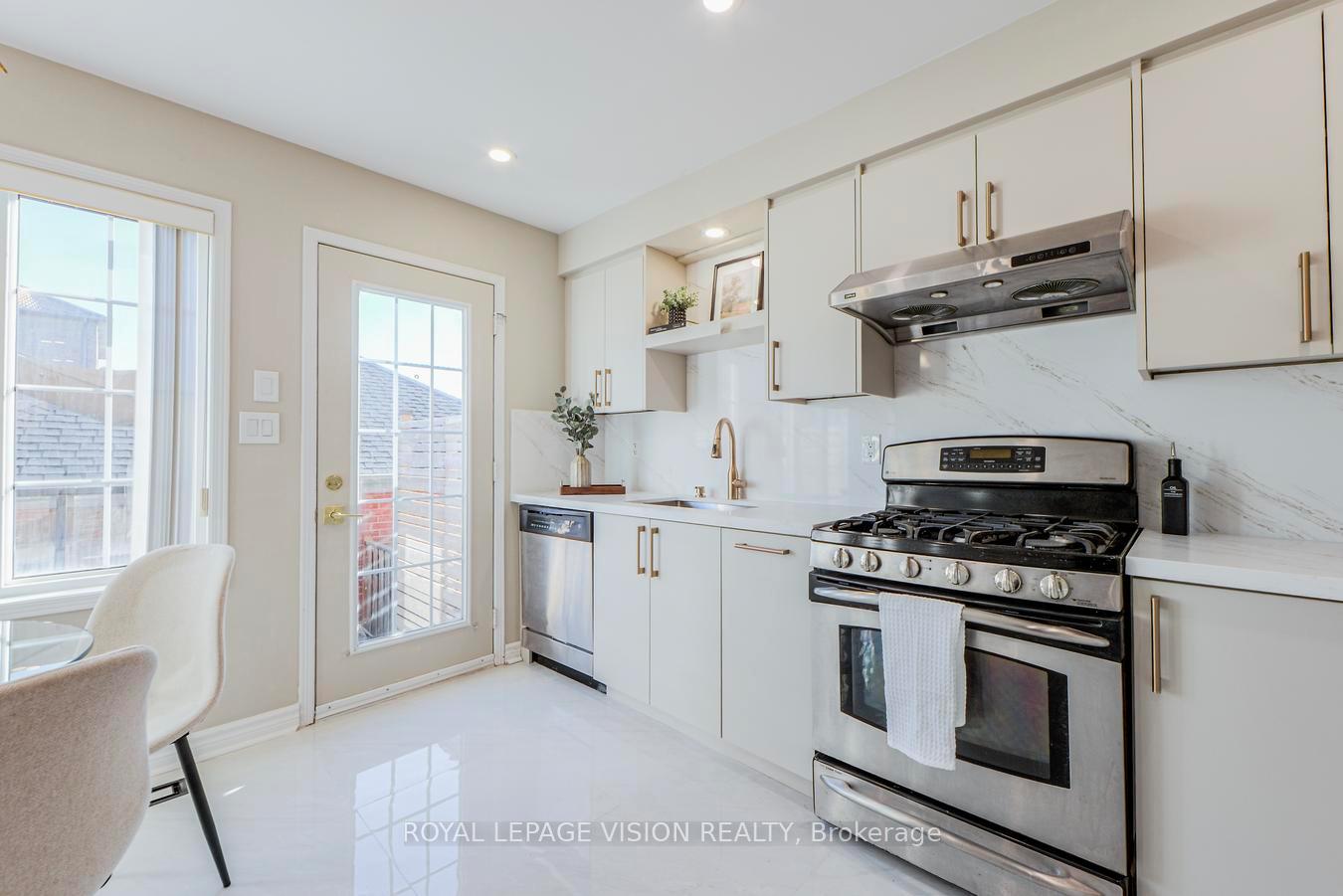 Photo 17 of 447 White's Hill Avenue, Markham, Cornell — HOMEH