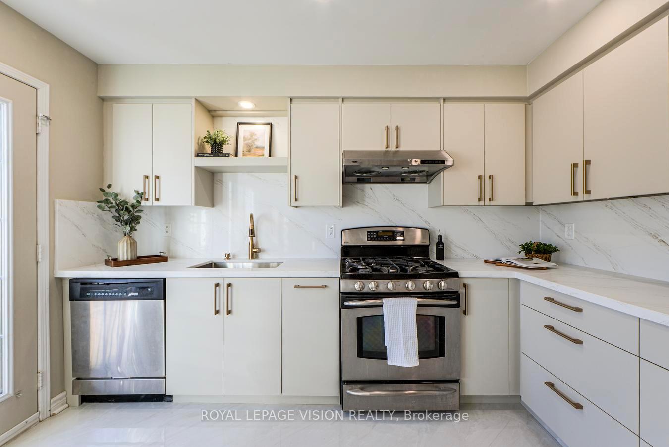 Photo 18 of 447 White's Hill Avenue, Markham, Cornell — HOMEH