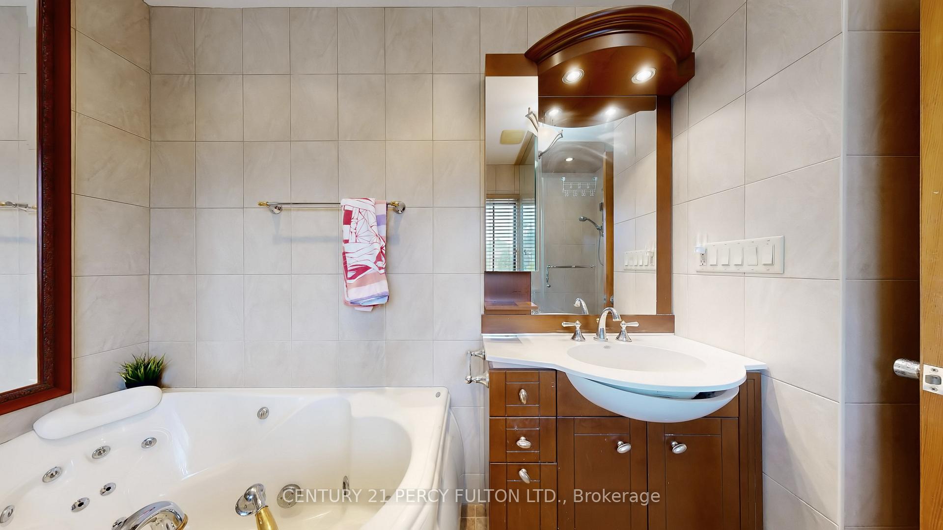 Photo 29 of 53 Poinsetta Drive, Markham, Bayview Glen — HOMEH