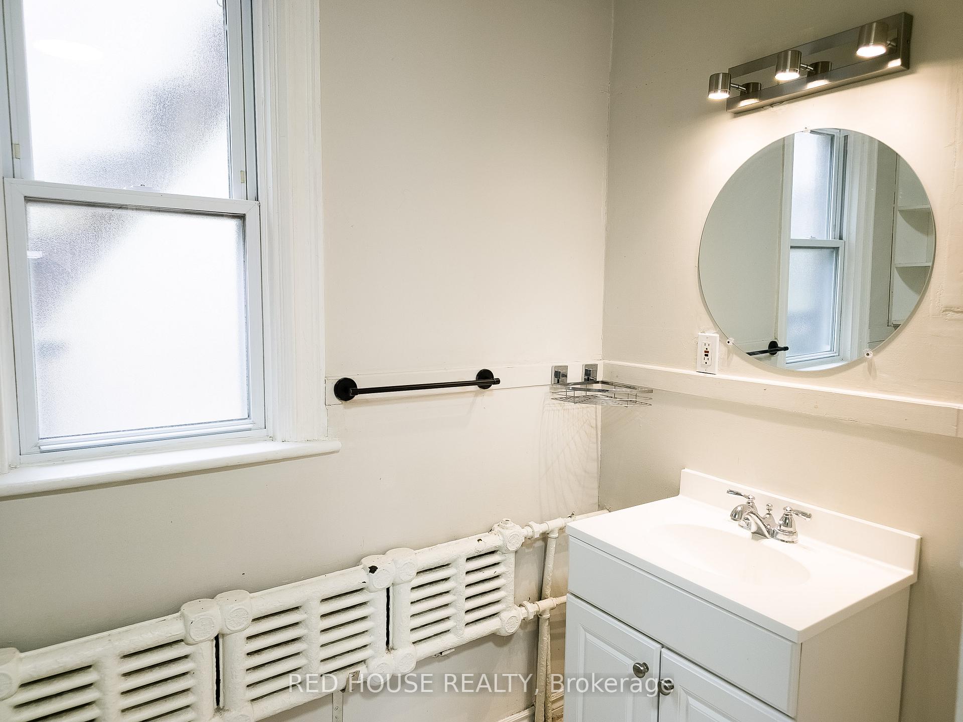 Photo 8 of 116 Fairholt Road S, Hamilton, Stripley — HOMEH