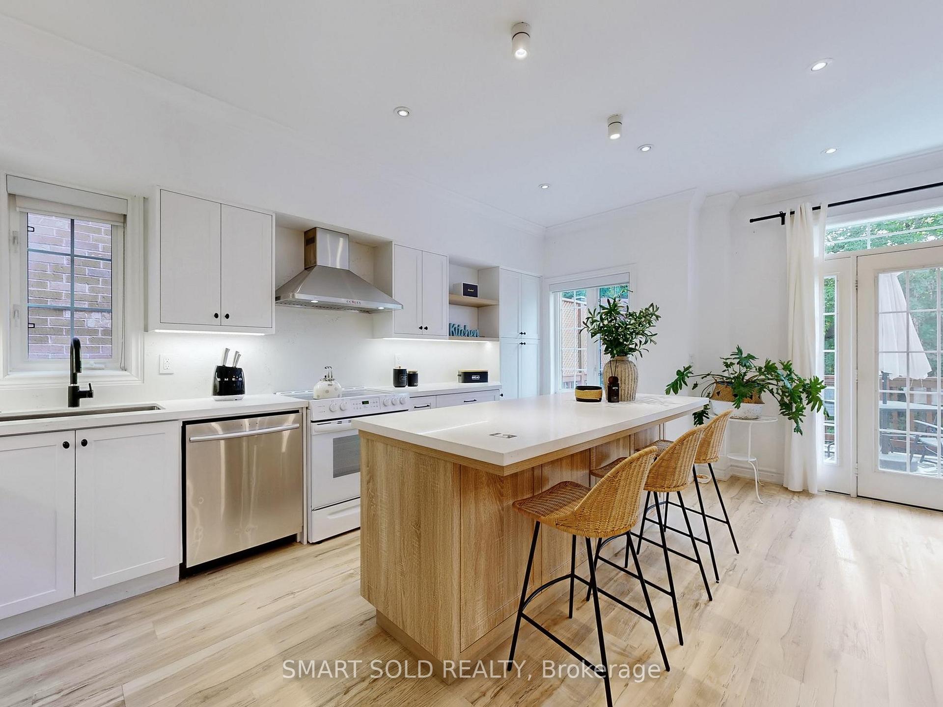 Photo 5 of 30 Crispin Court, Markham, Buttonville — HOMEH