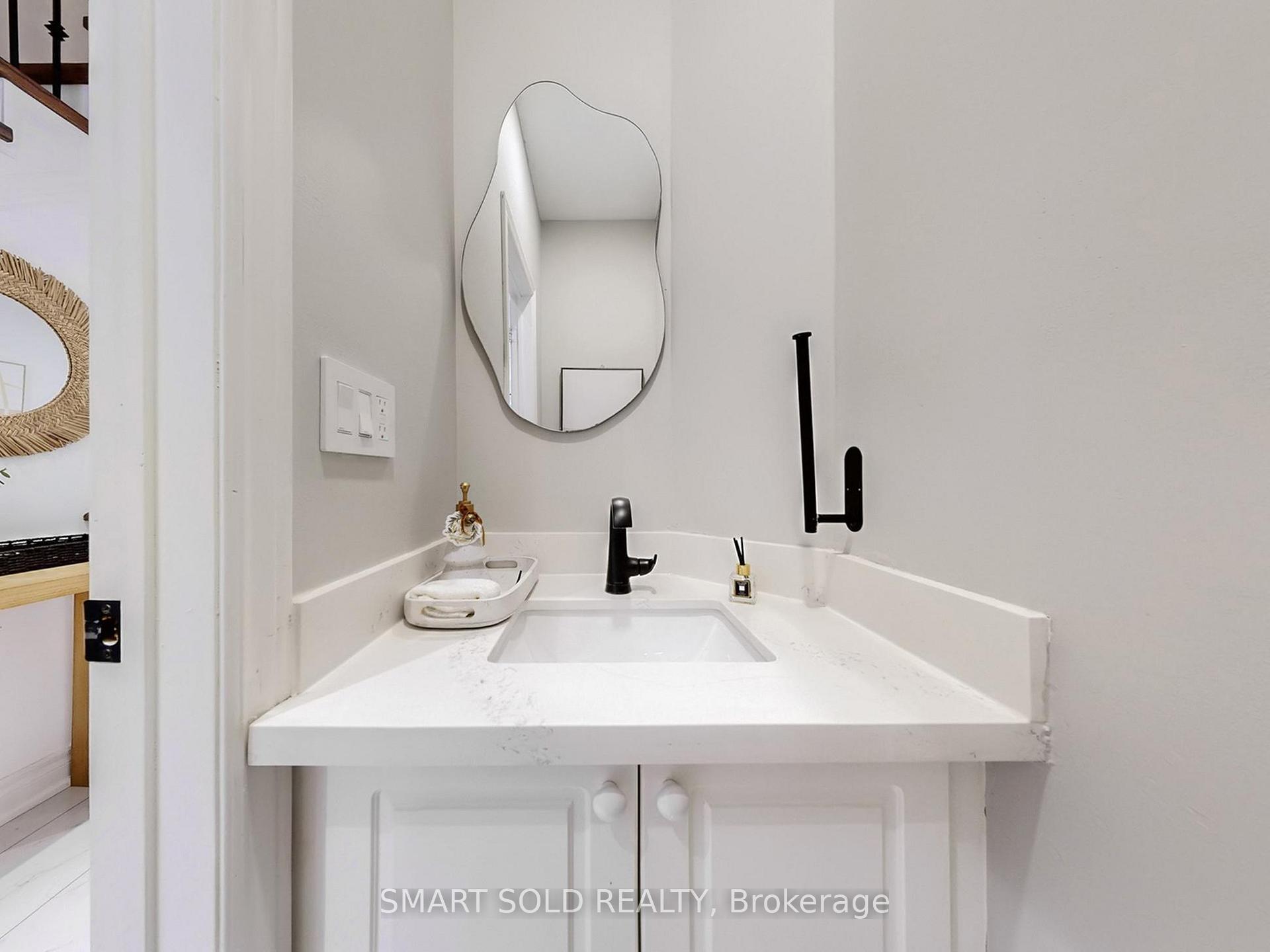 Photo 11 of 30 Crispin Court, Markham, Buttonville — HOMEH