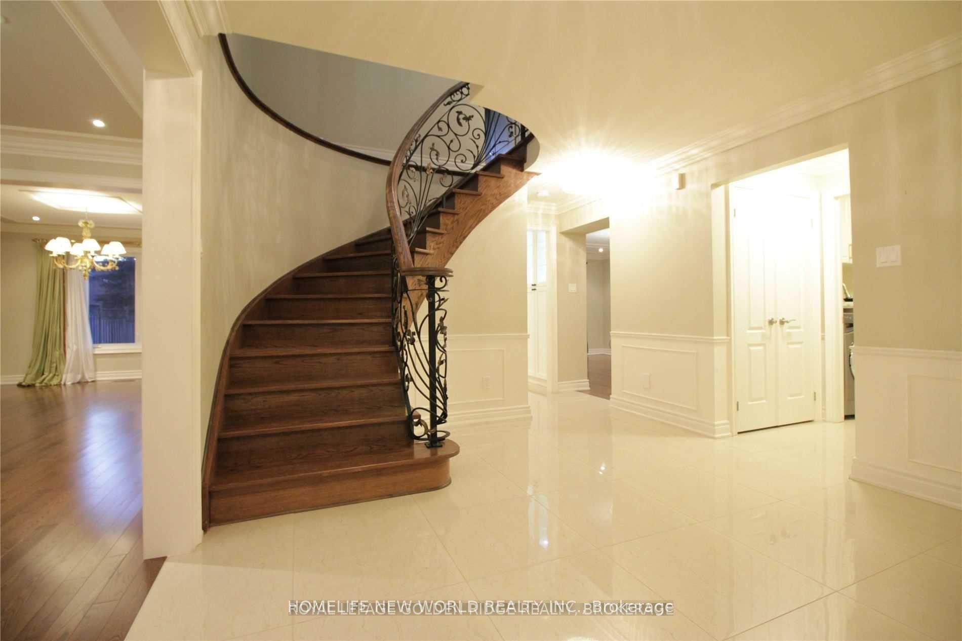 Photo 2 of 125 Aitken Circle, Markham, Unionville — HOMEH