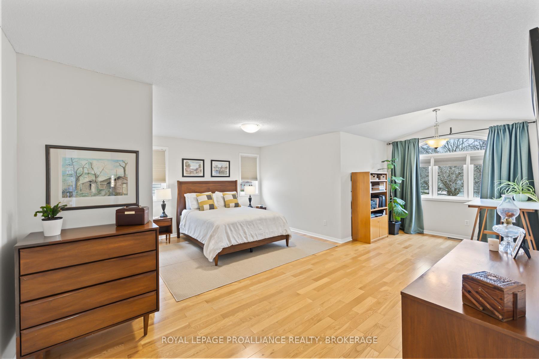 Photo 32 of 64 Dalgleish Avenue, Kingston, Kingston East (Incl Barret Crt) — HOMEH