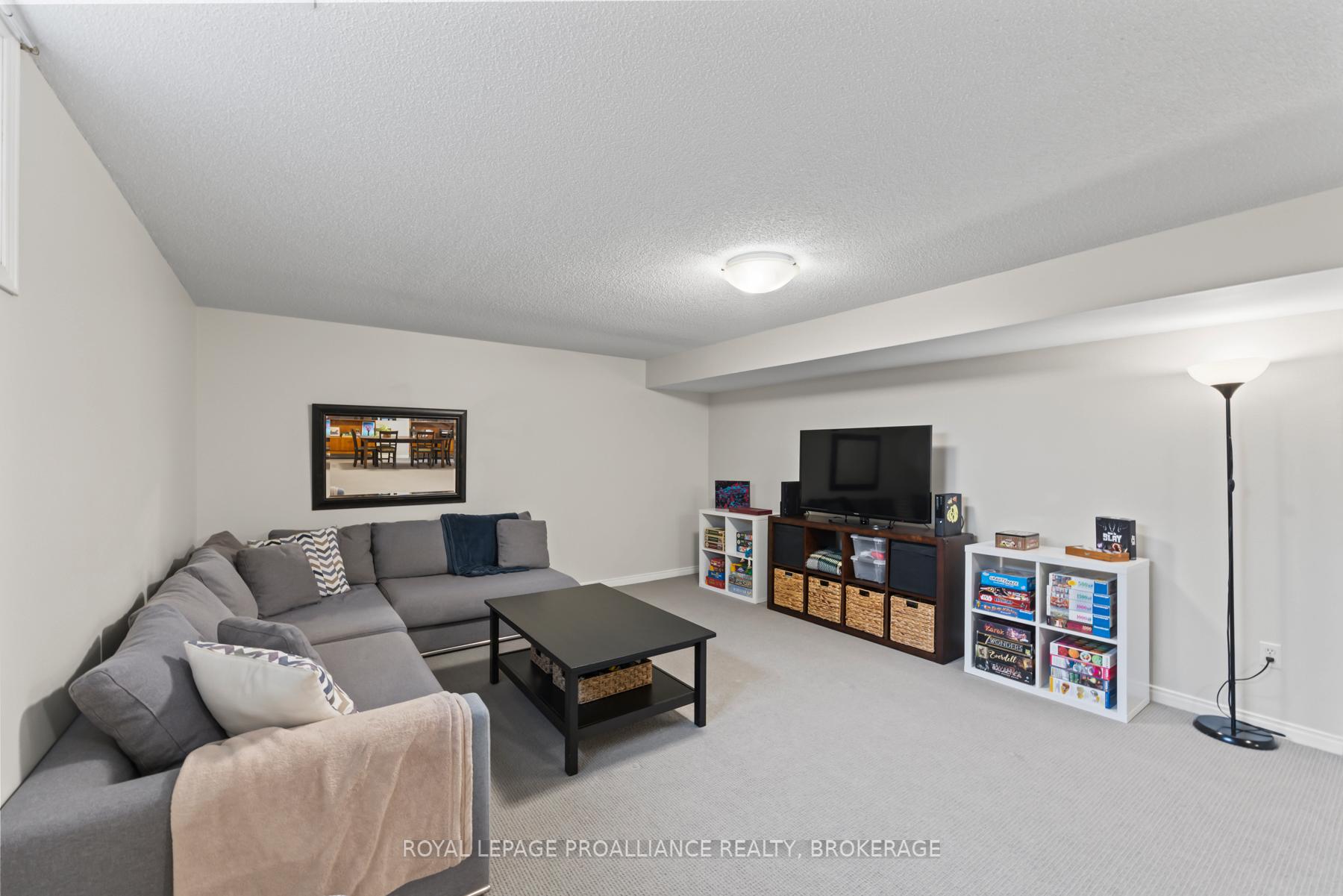 Photo 44 of 64 Dalgleish Avenue, Kingston, Kingston East (Incl Barret Crt) — HOMEH
