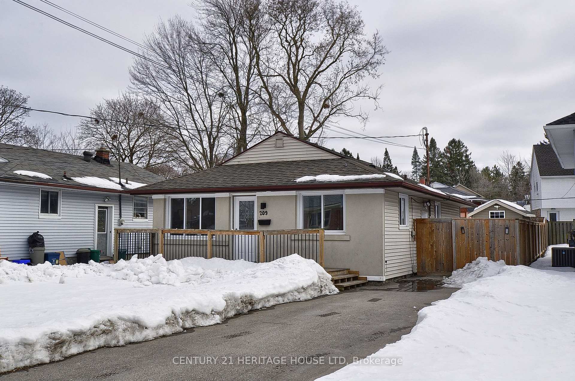 Front of 209 Glen Road N