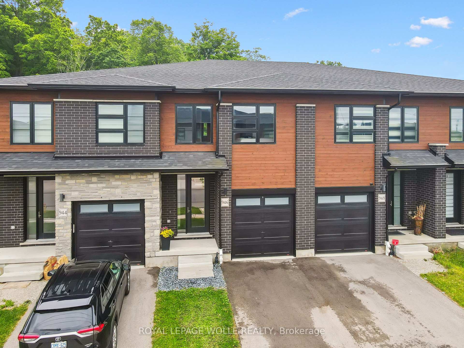 Photo 3 of 946 Robert Ferrie Drive, Kitchener — HOMEH