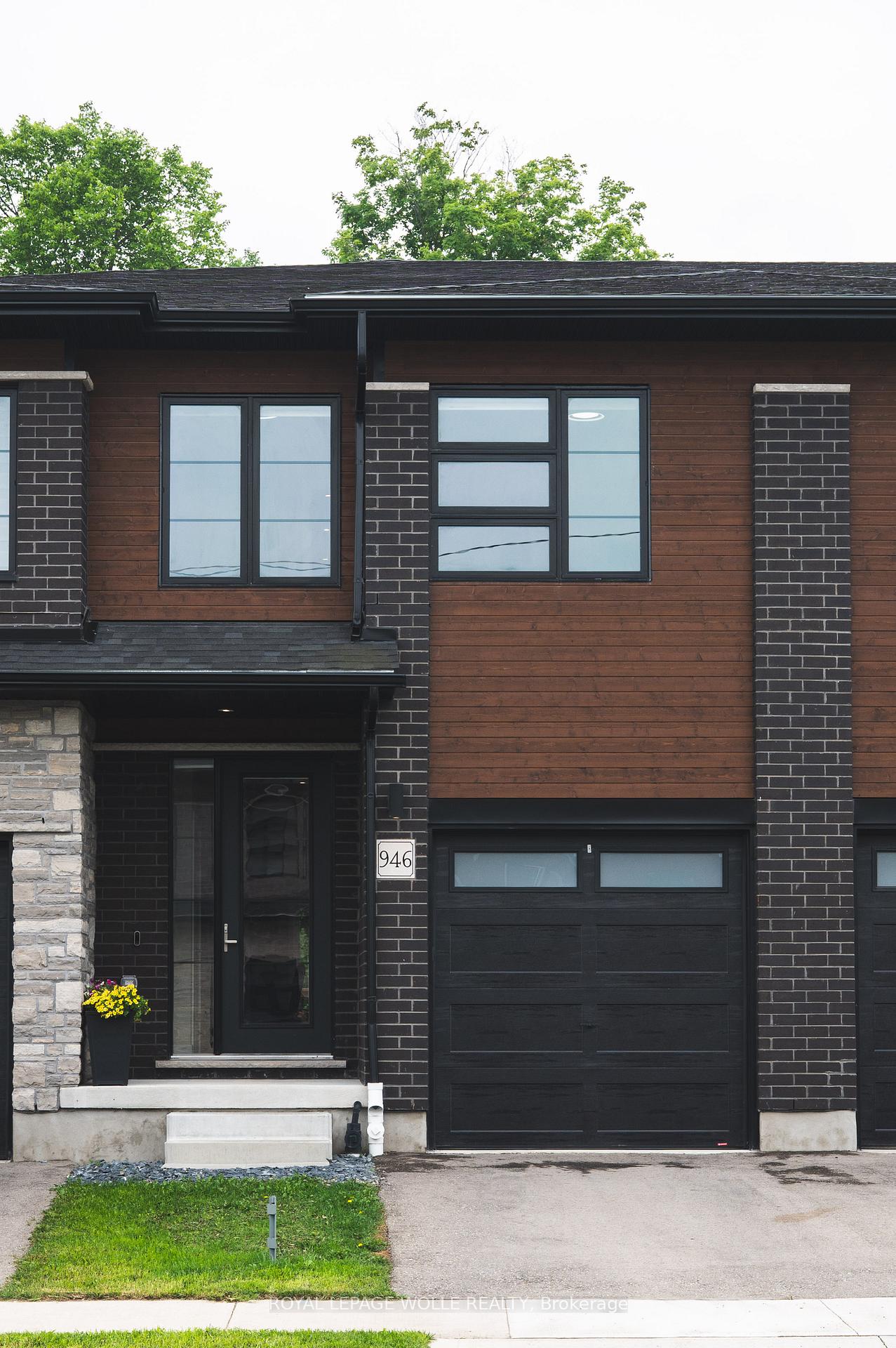 Photo 4 of 946 Robert Ferrie Drive, Kitchener — HOMEH