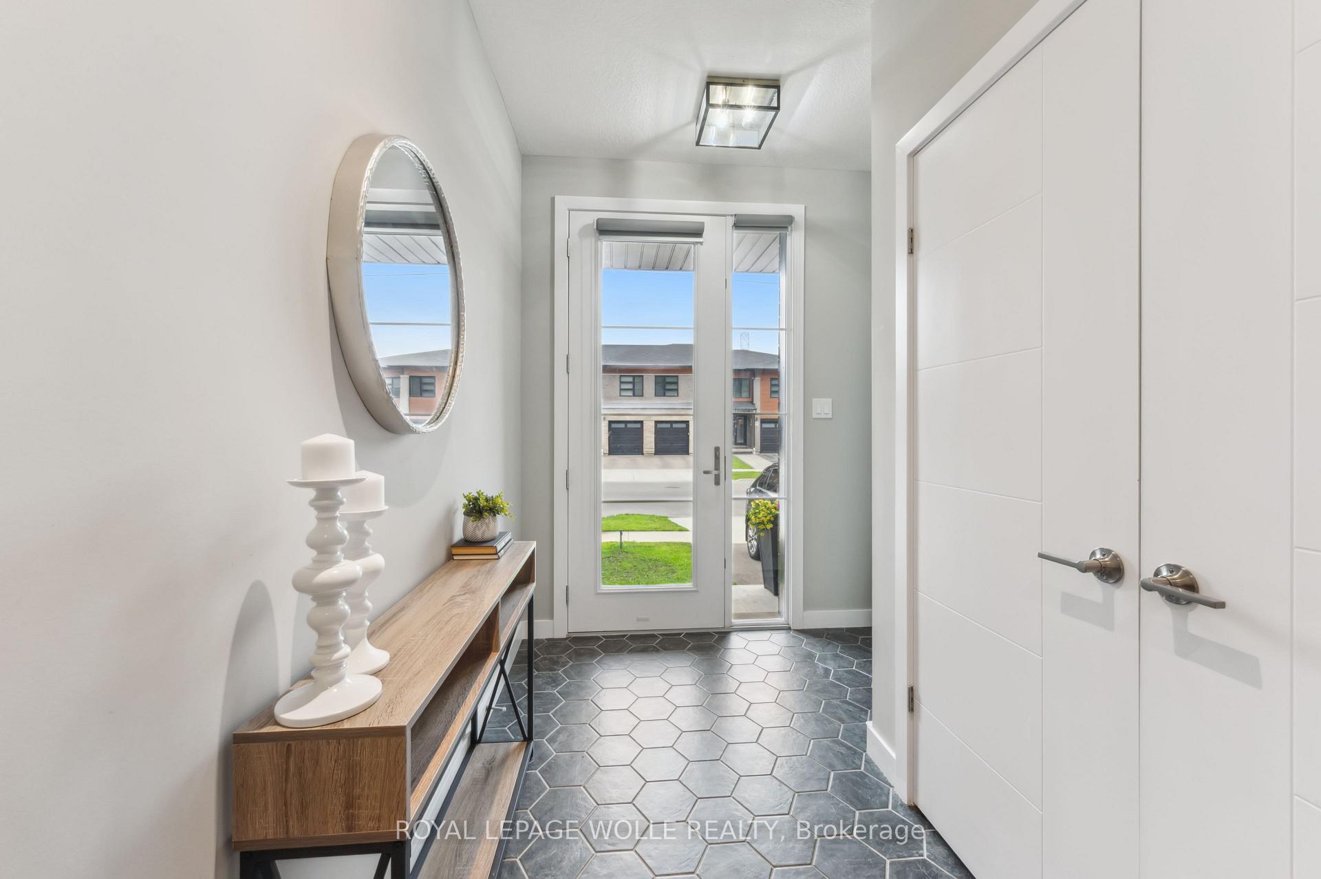 Photo 5 of 946 Robert Ferrie Drive, Kitchener — HOMEH