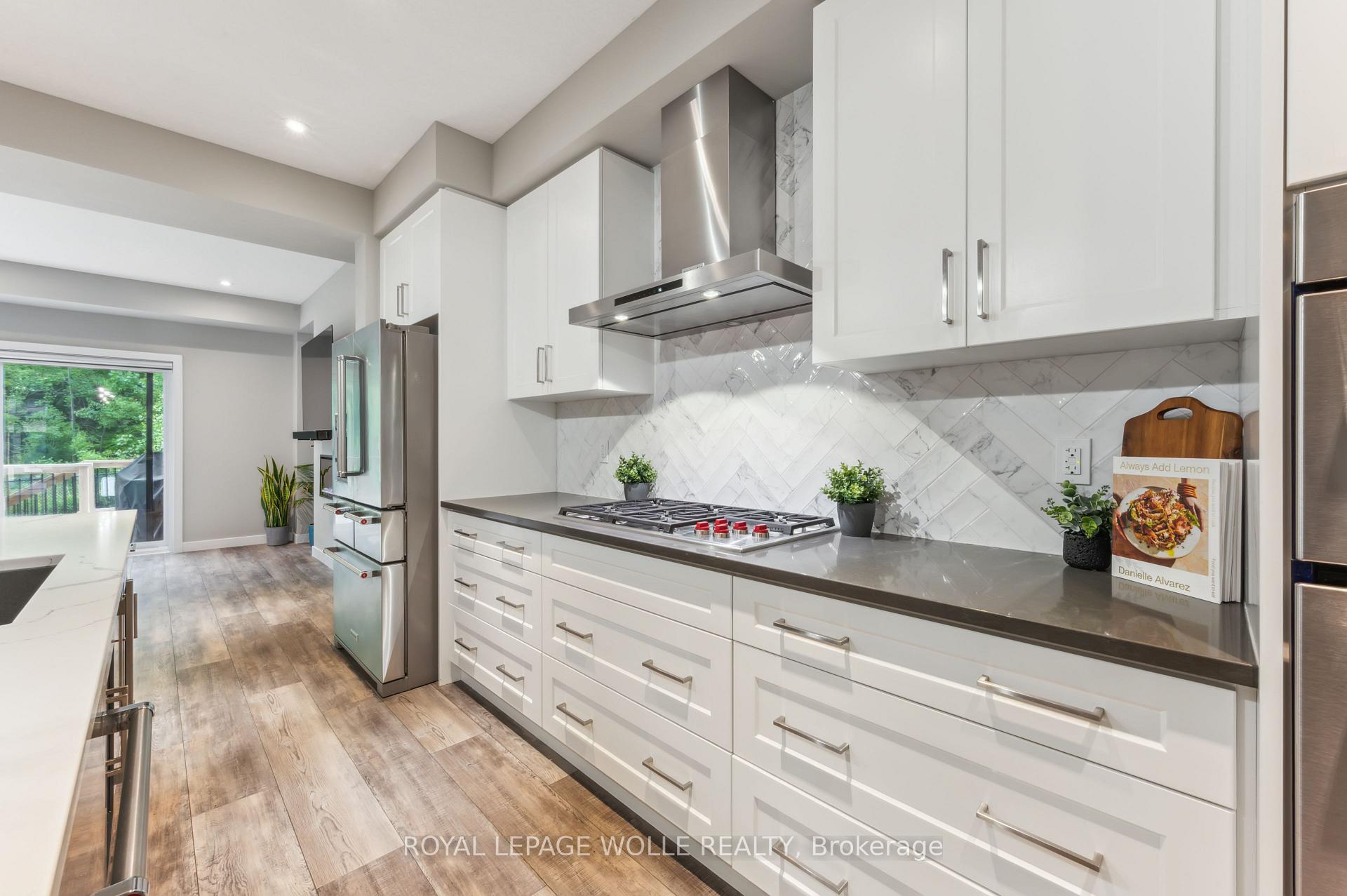 Photo 8 of 946 Robert Ferrie Drive, Kitchener — HOMEH