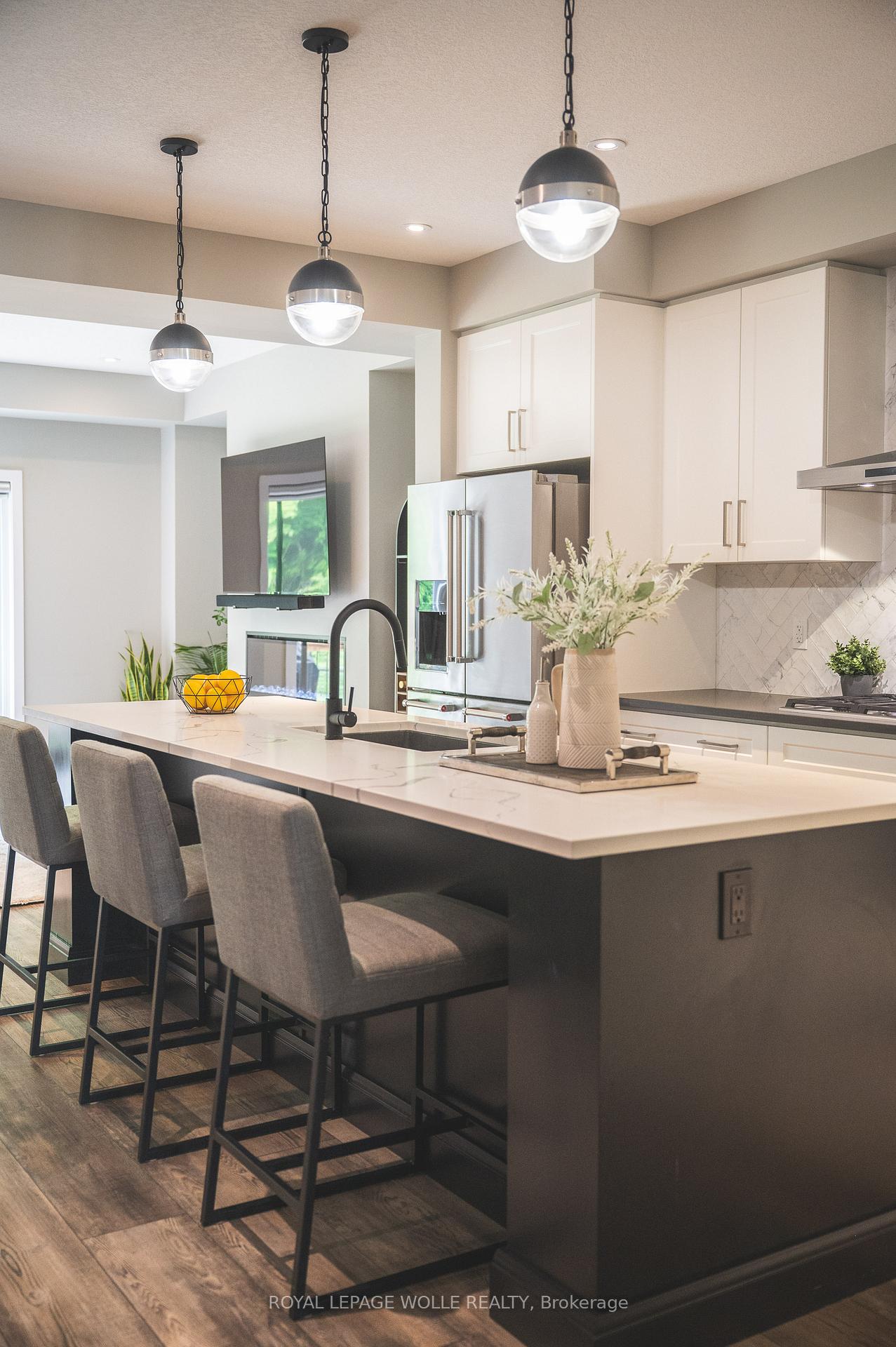 Photo 11 of 946 Robert Ferrie Drive, Kitchener — HOMEH