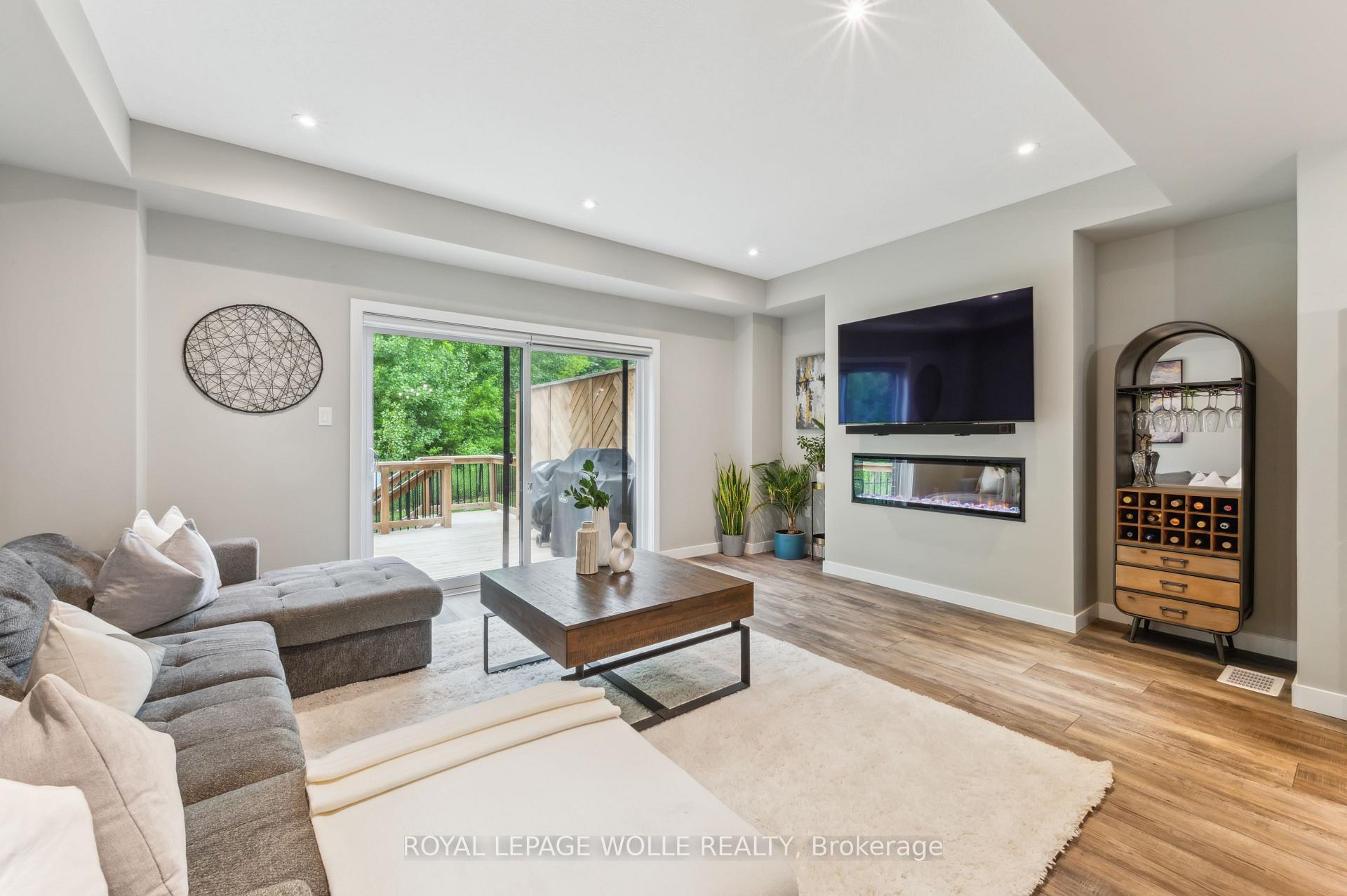 Photo 18 of 946 Robert Ferrie Drive, Kitchener — HOMEH