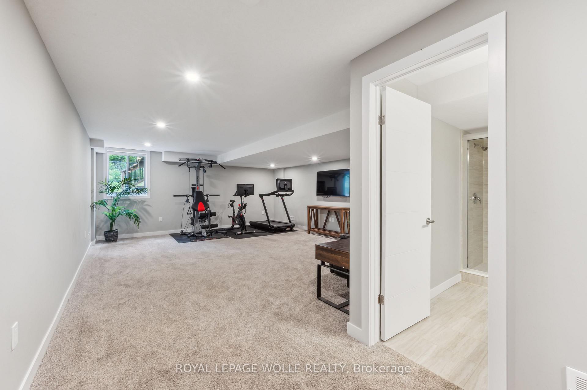 Photo 33 of 946 Robert Ferrie Drive, Kitchener — HOMEH