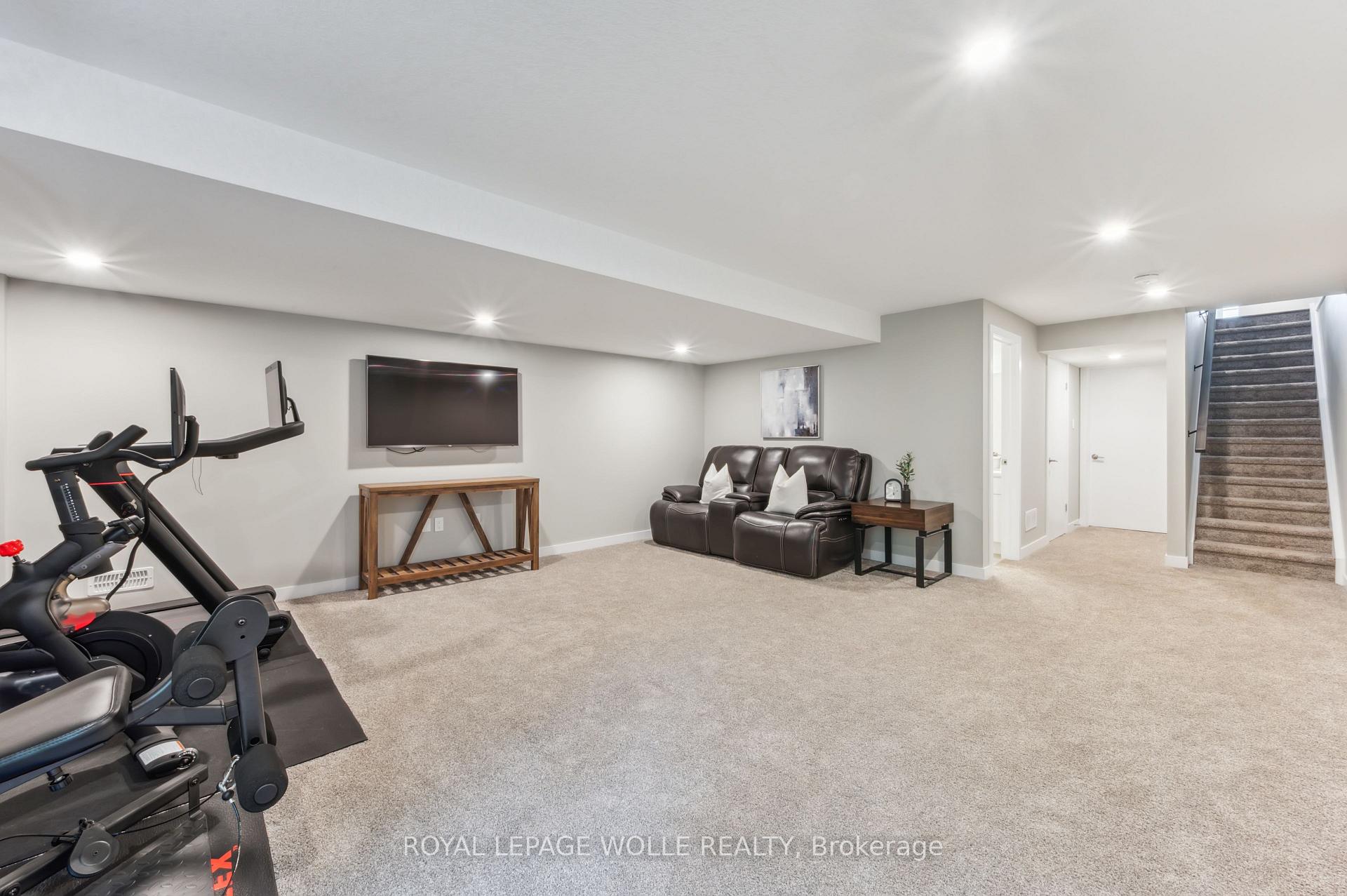 Photo 35 of 946 Robert Ferrie Drive, Kitchener — HOMEH
