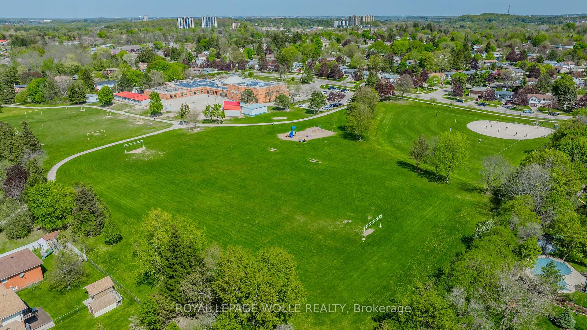 Photo 46 of 946 Robert Ferrie Drive, Kitchener — HOMEH