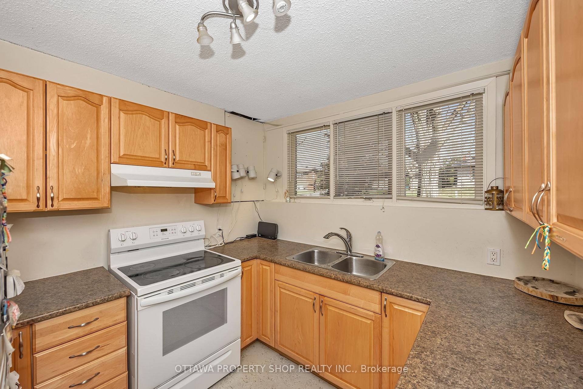 Photo 13 of 54 Chimo Drive, Ottawa, Kanata - Katimavik — HOMEH