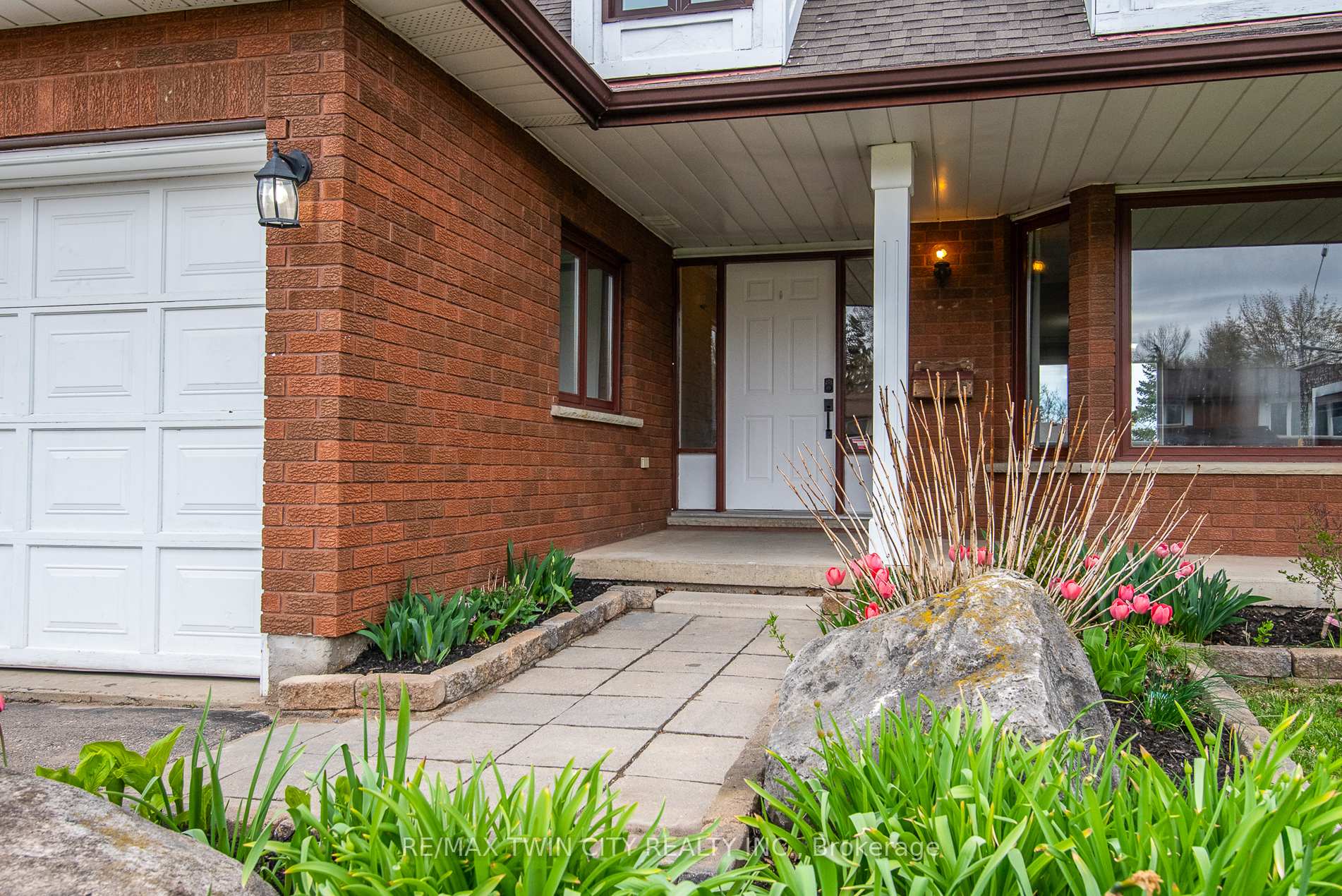 Photo 2 of 12 Sunrise Drive, Kitchener — HOMEH