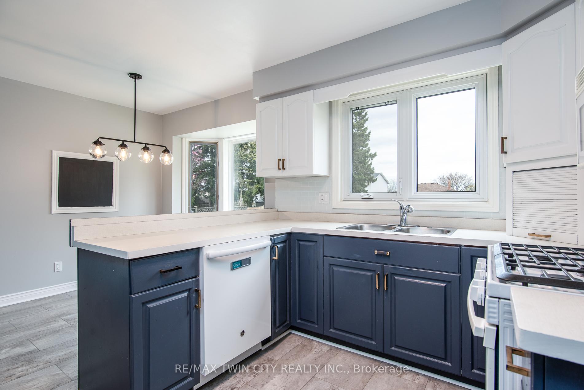Photo 24 of 12 Sunrise Drive, Kitchener — HOMEH