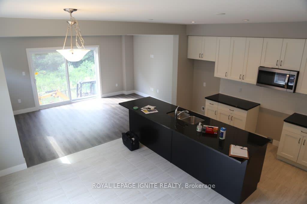 Photo 4 of 898 Robert Ferrie Drive, Kitchener — HOMEH