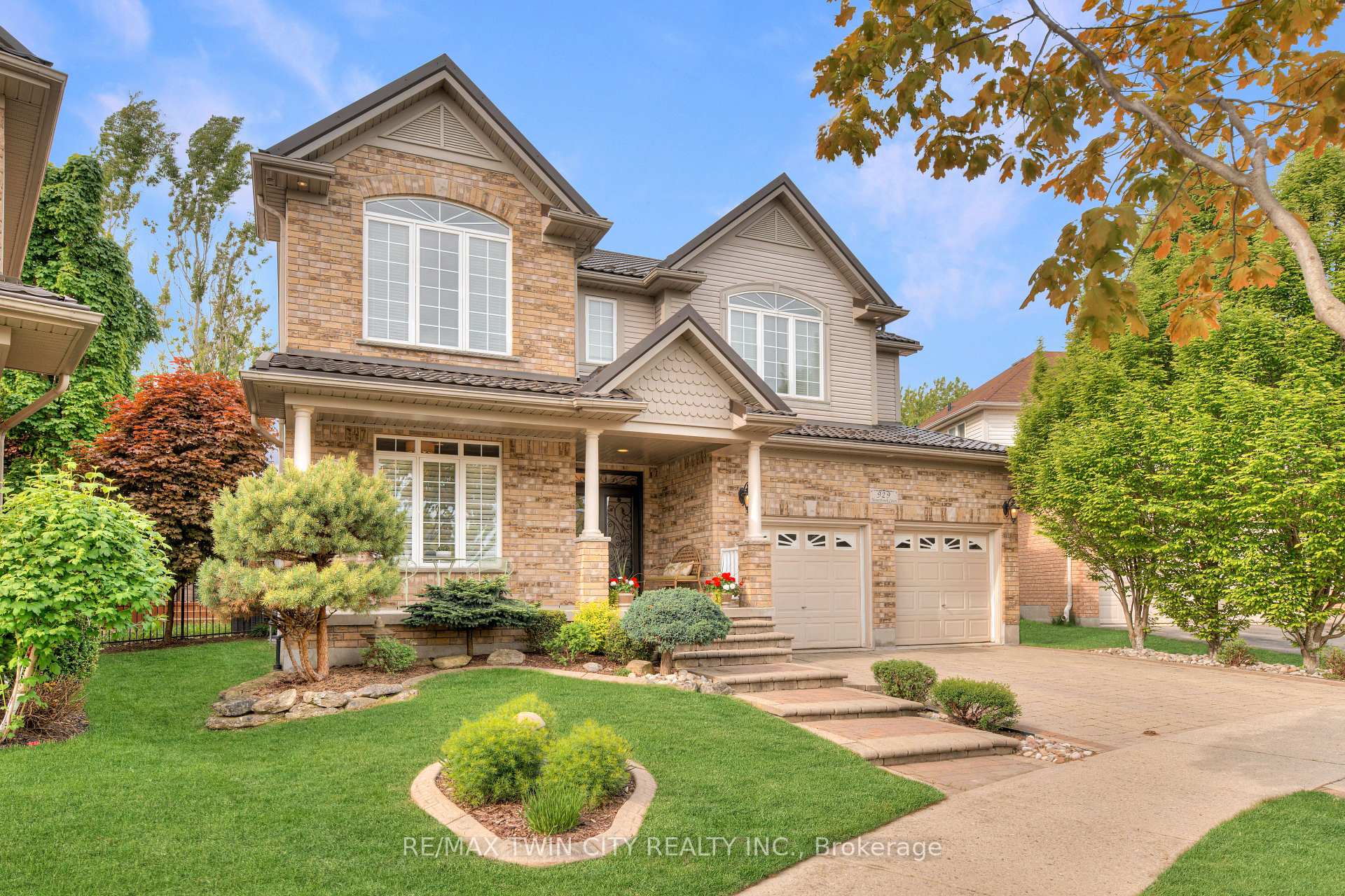 Photo 2 of 929 Manorbrook Court, Kitchener — HOMEH
