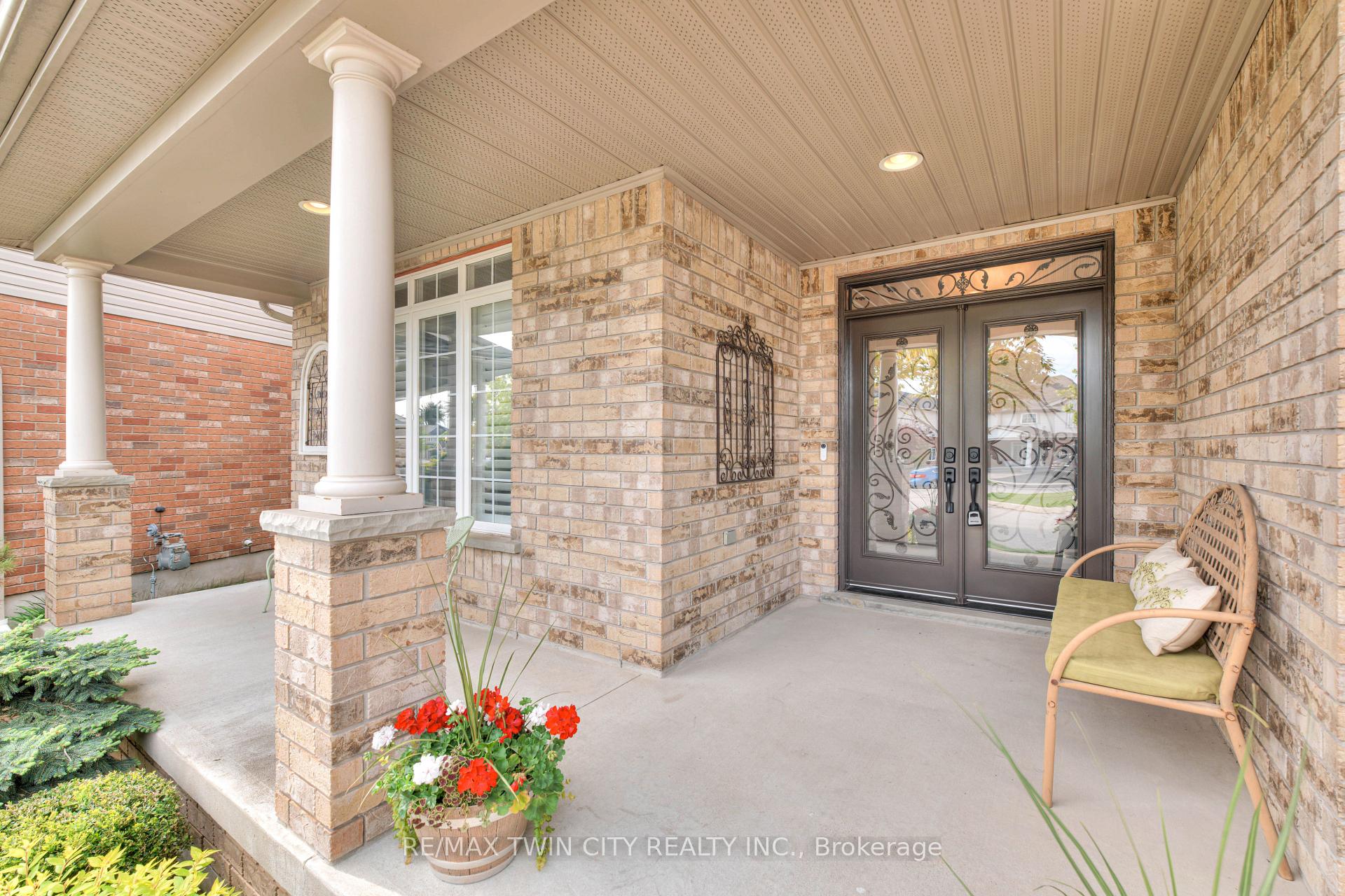 Photo 3 of 929 Manorbrook Court, Kitchener — HOMEH