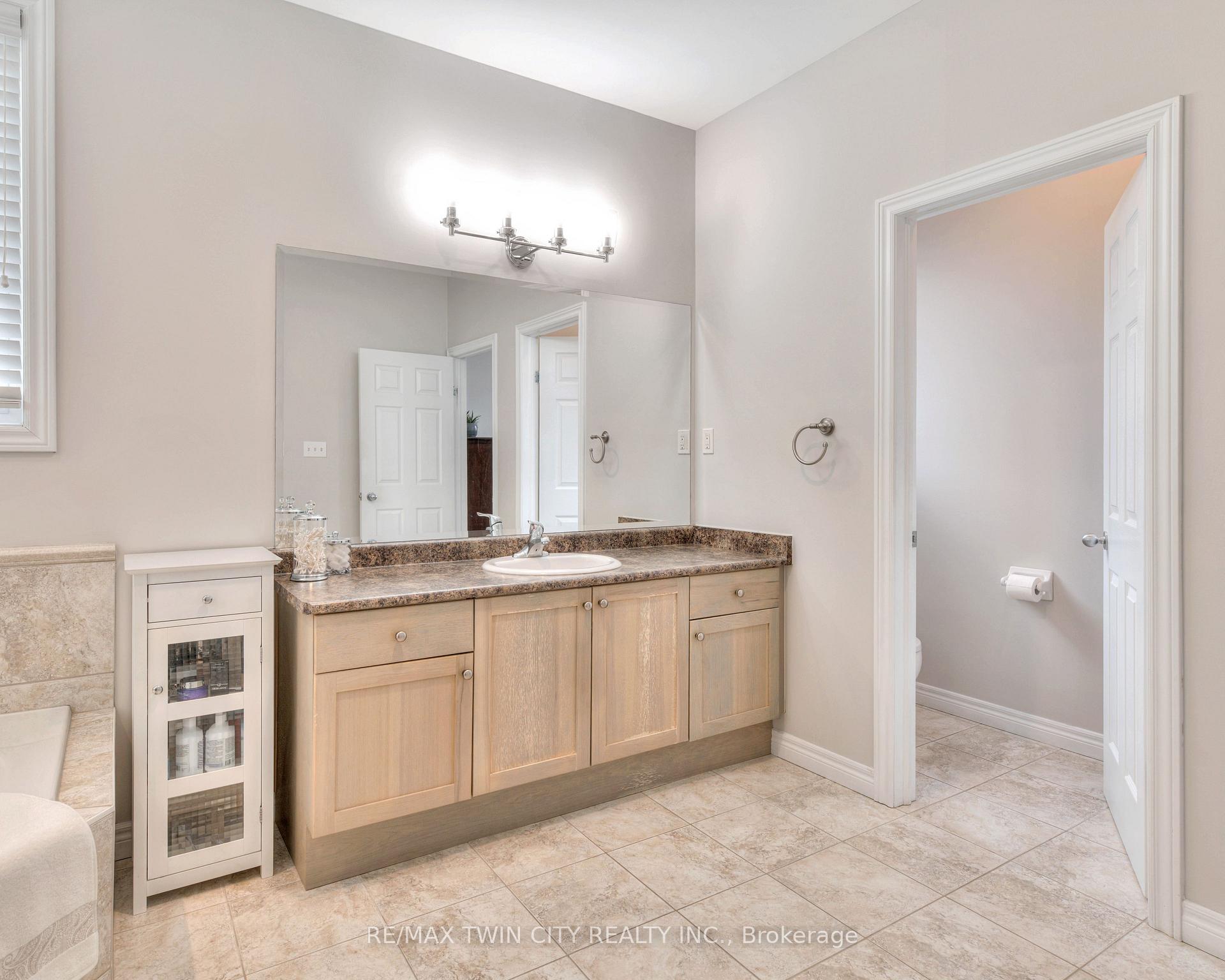 Photo 32 of 929 Manorbrook Court, Kitchener — HOMEH