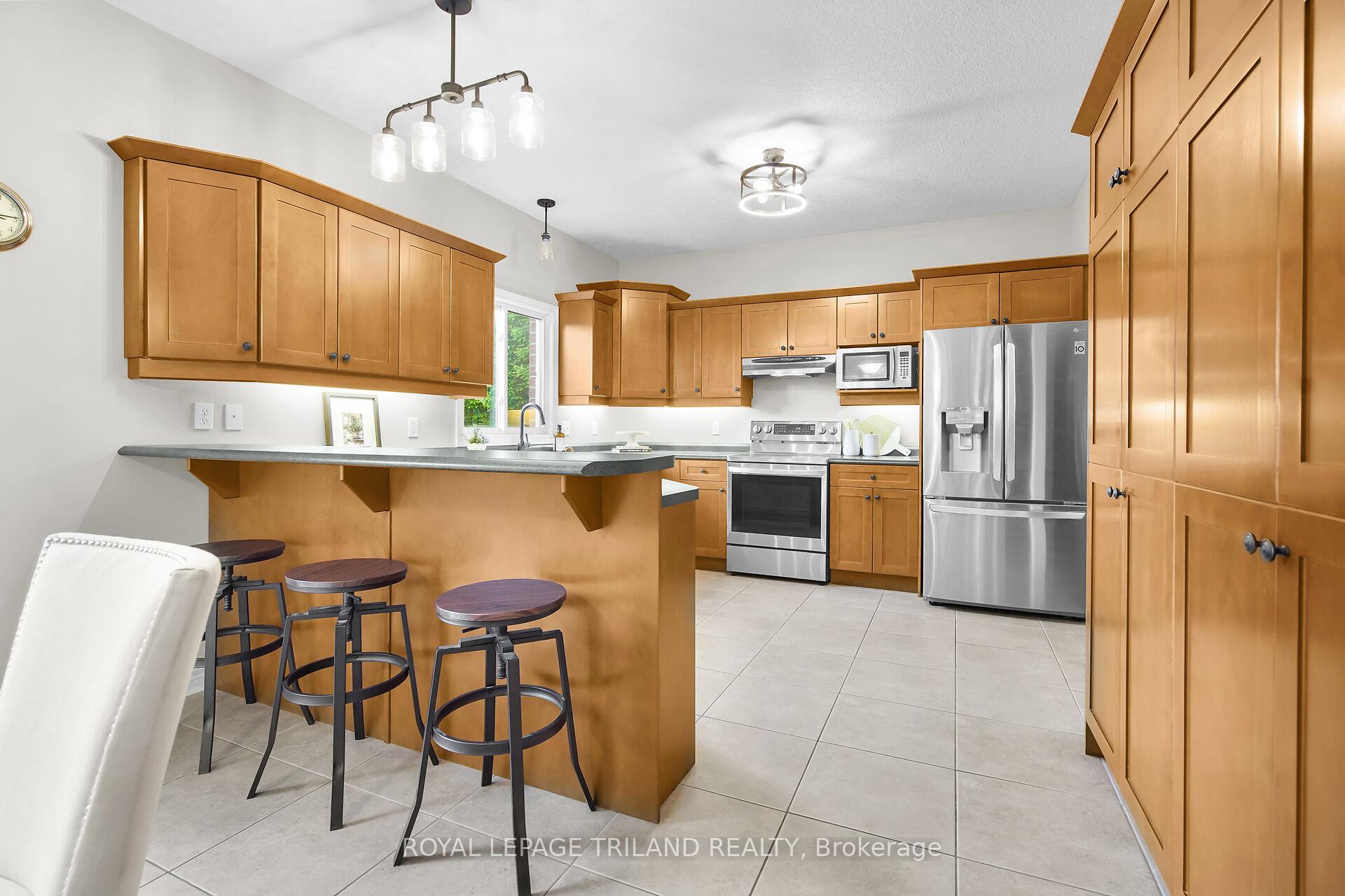 Photo 6 of 30 Willard Crescent, Middlesex Centre, Kilworth — HOMEH