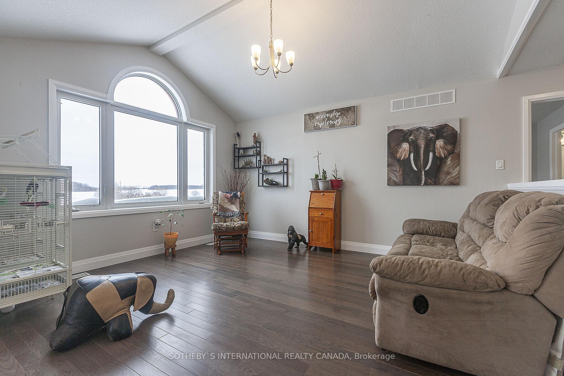 Photo 4 of 154 Bridge Crescent, Minto — HOMEH