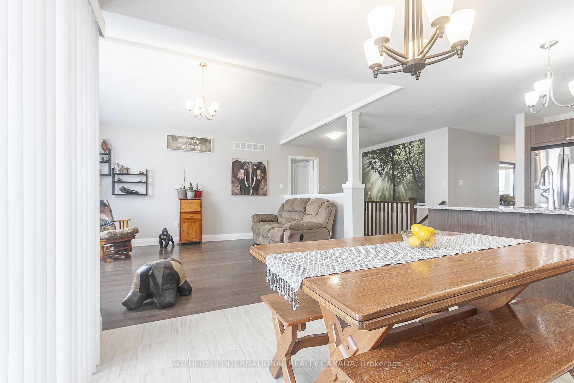 Photo 9 of 154 Bridge Crescent, Minto — HOMEH