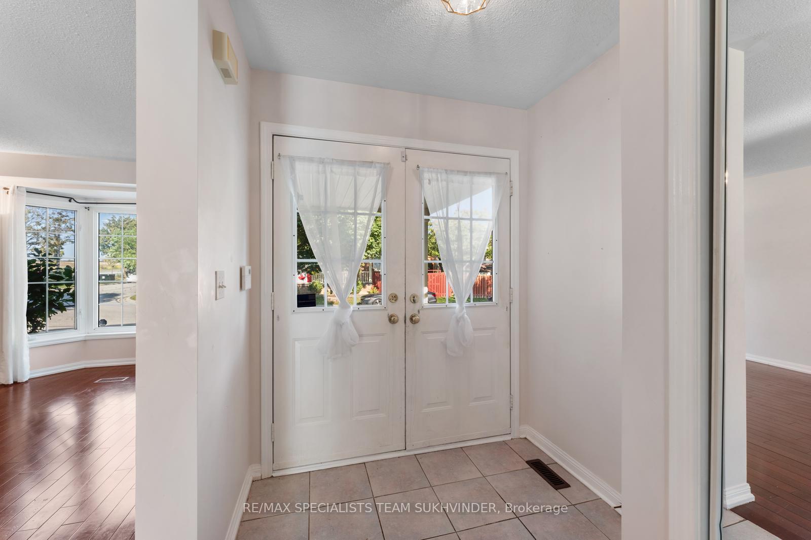 Photo 7 of 14 Tower Bridge Crescent, Markham, Berczy — HOMEH